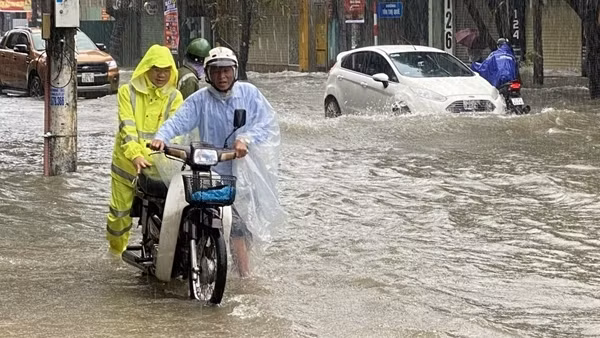 Được CSGT đưa xe thoát khỏi “phố sông”, người dân viết status cảm ơn