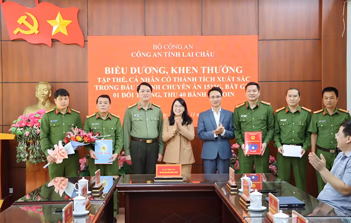 Bắt đối tượng mua bán trái phép 40 bánh heroin -0