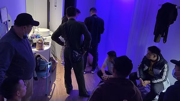 Mua ma tuý rồi rủ nhóm bạn vào khách sạn "phê"