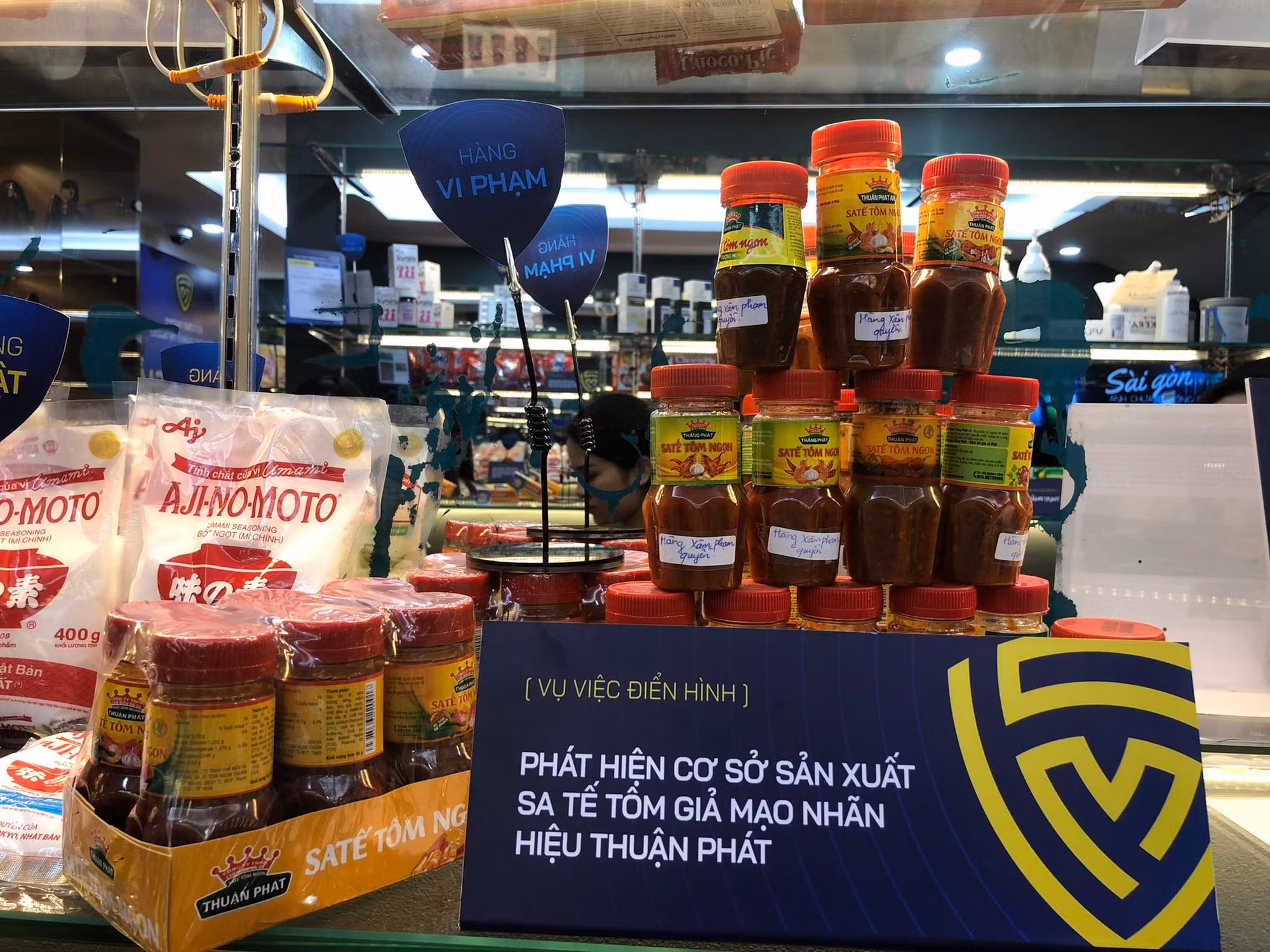 Trưng bày hàng thật - hàng giả để người tiêu dùng nâng cao nhận thức về biện pháp phòng tránh -0