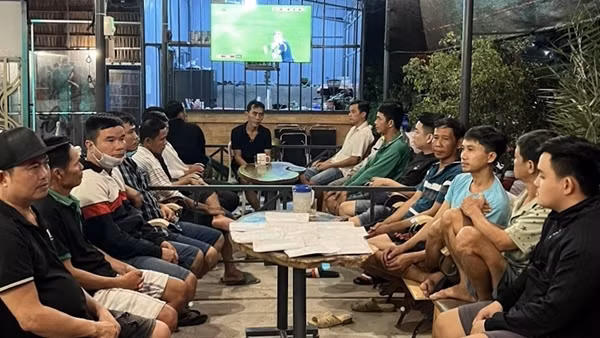 Quán giải khát biến thành ổ cá độ bóng đá