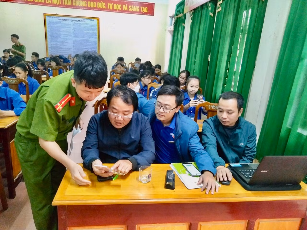 Bất ngờ với tác giả bài thơ “Kể chuyện công an xã” gây sốt cộng đồng mạng -1