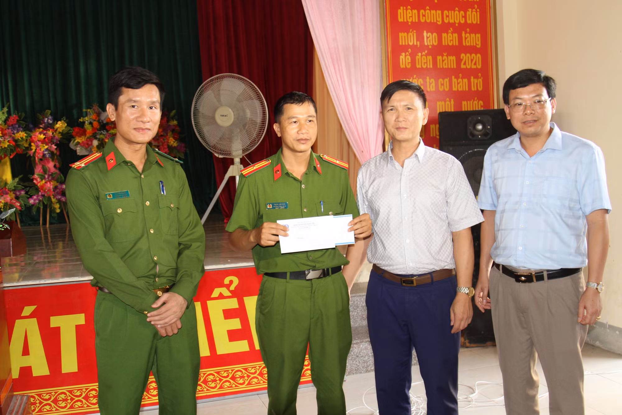 Đến tận nhà hướng dẫn người dân cài đặt định danh điện tử -0