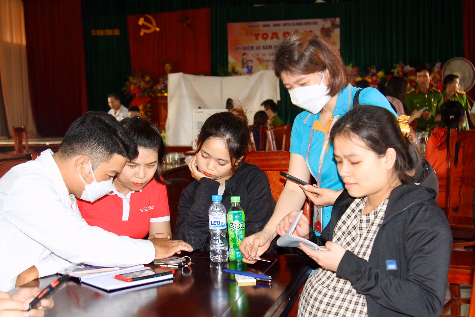 Đến tận nhà hướng dẫn người dân cài đặt định danh điện tử -0