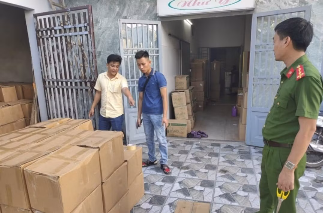 Đà Nẵng: 2 nhà nghỉ biến thành “kho chứa hàng hóa không rõ nguồn gốc” với số lượng khủng -0