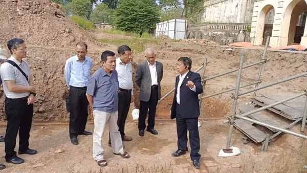 Có nên "hạ giải" tòa nhà Cục Tác chiến trong khu Hoàng thành Thăng Long?