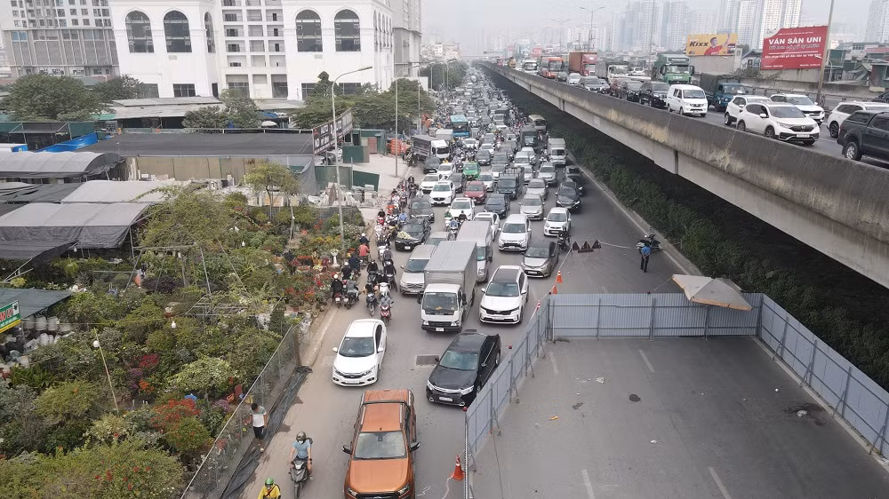 Ùn tắc ở Hà Nội: Gỡ chỗ này, rối chỗ kia -0