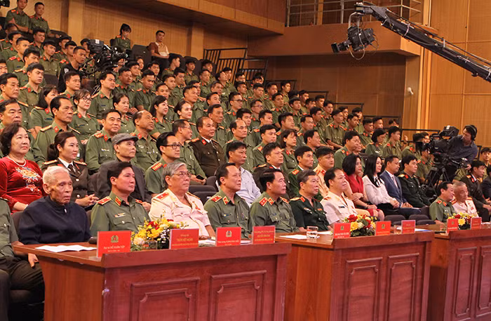 “Cảnh vệ CAND – 70 mùa hoa chiến công” -0