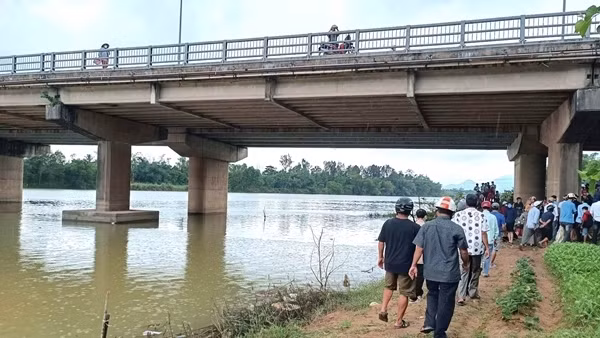 Bàng hoàng phát hiện thi thể nữ sinh lớp 9 trên sông Bồ
