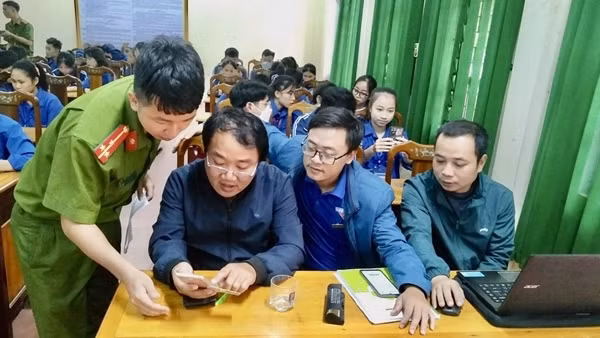 Bài thơ “Kể chuyện Công an xã” gây sốt cộng đồng mạng