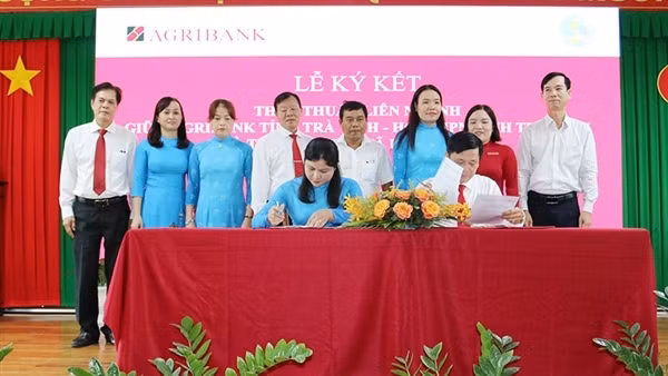 Agribank Trà Vinh ký kết thỏa thuận và trao 2 tỷ đồng an sinh xã hội năm 2022