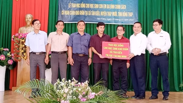 Agribank trao học bổng cho học sinh huyện Tháp Mười