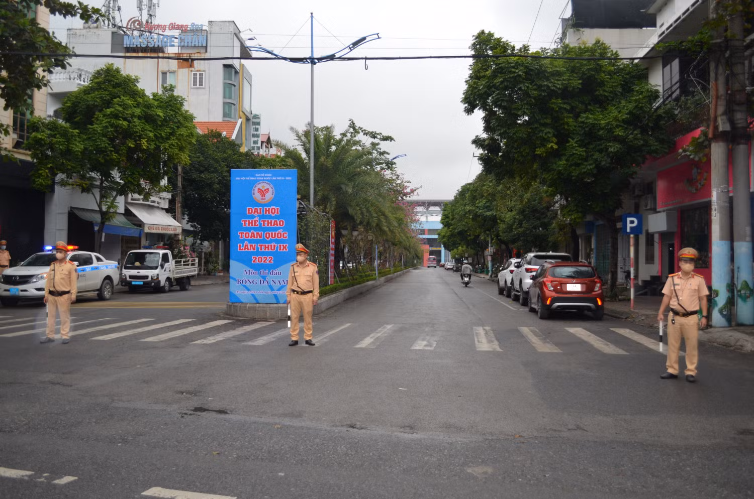 01 cong an huong dan phuong tien vao svd cam pha.jpg -0