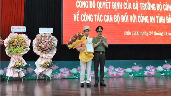 Trao quyết định bổ nhiệm Phó Giám đốc Công an tỉnh Đăk Lắk