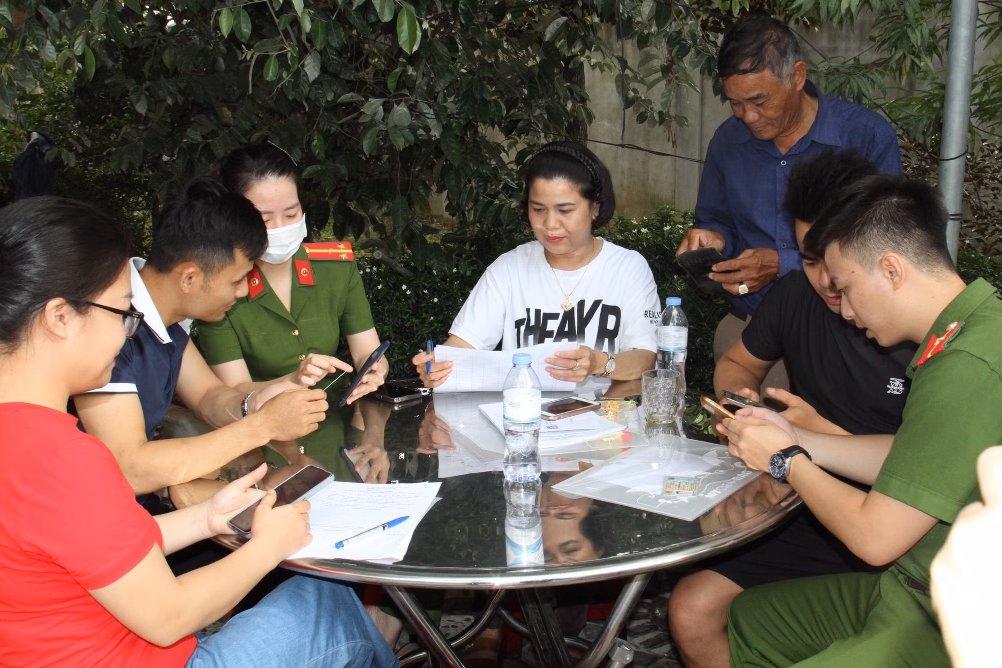Đến tận nhà hướng dẫn người dân cài đặt định danh điện tử -0