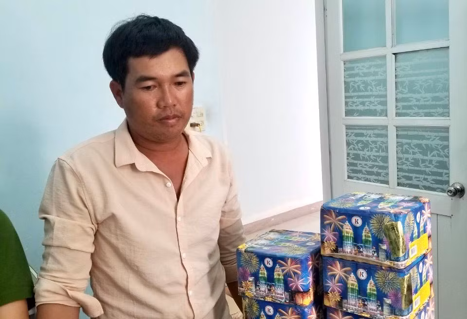 Bắt giữ 6 đối tượng mua bán, tang trữ, vận chuyển&nbsp; trái phép 60kg pháo nổ -0