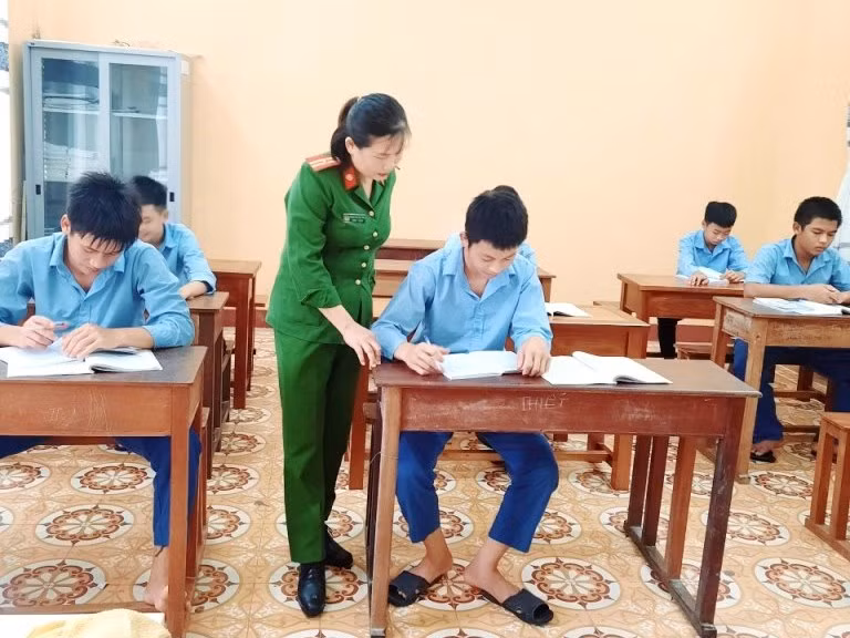 “Thầy cô đã thay đổi cuộc đời em trở về nẻo thiện” -0