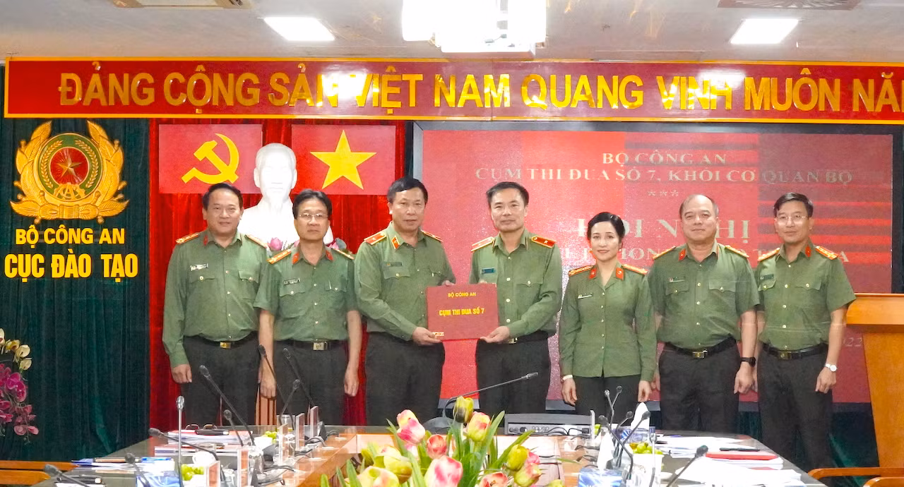 dai bieu.jpg -0