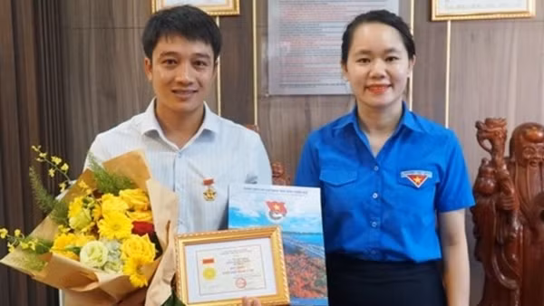 Tặng huy hiệu “Tuổi trẻ dũng cảm” cho nam thanh niên lao xuống sông cứu người