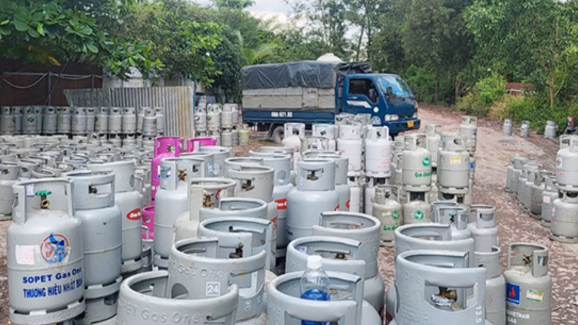 Cơ sở sang chiết gas lậu quy mô lớn núp bóng trong bãi đậu xe -0