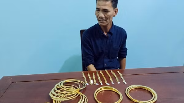 Tài xế xe khách trộm túi vàng trị giá trên 400 triệu đồng