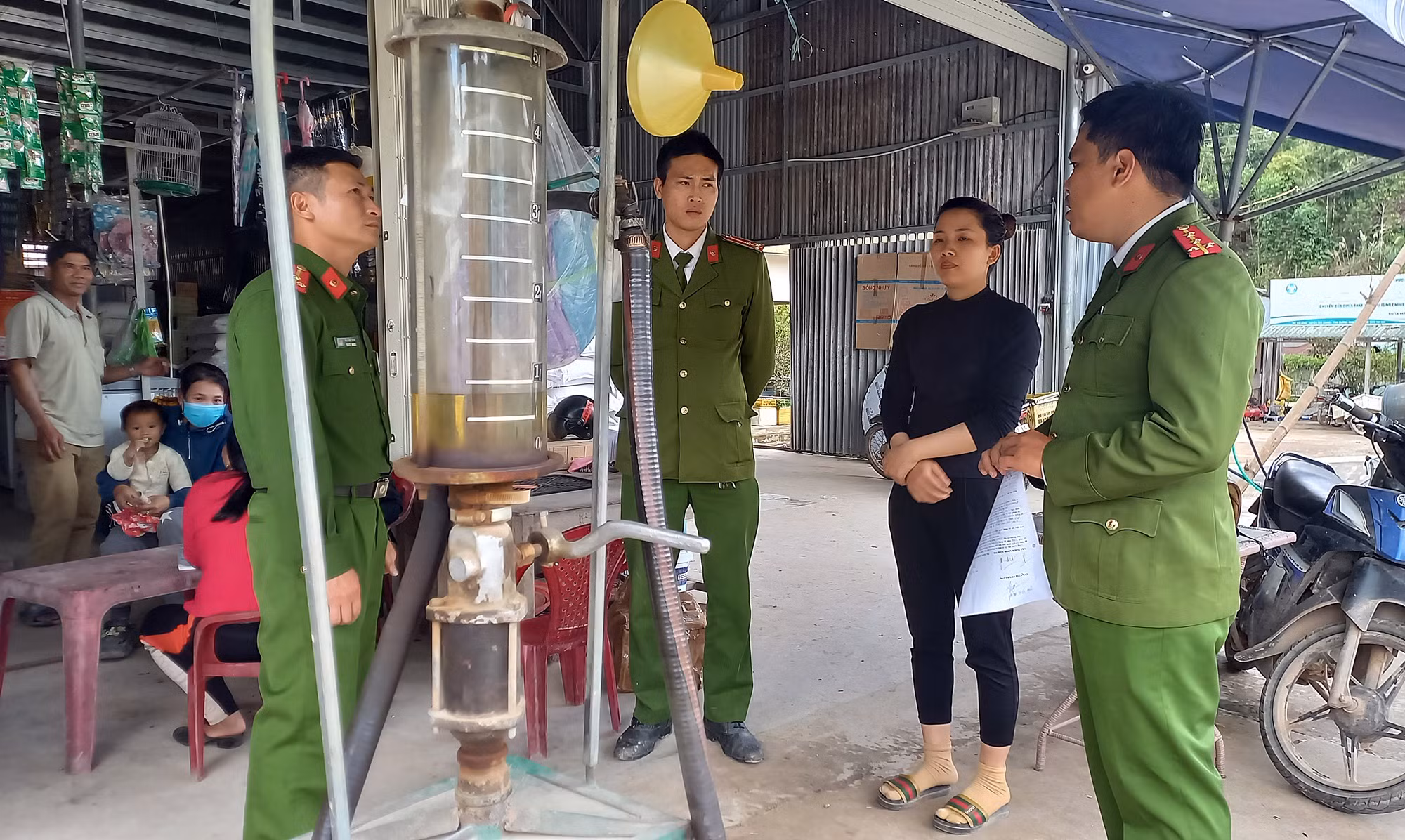 Theo chân Công an vùng biên thực hiện chiến dịch “60 ngày, đêm” -0