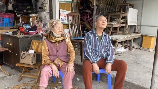 Cảnh sát phá cửa giải cứu 2 người mắc kẹt trong đám cháy