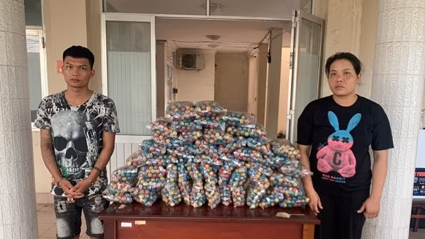 Hai "con nghiện" vận chuyển pháo nổ trái phép qua biên giới