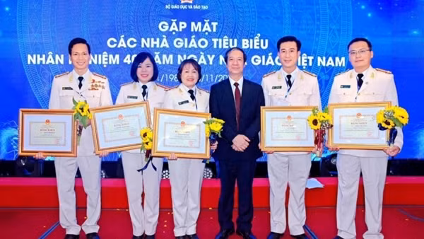 Hai nhà giáo CAND tiêu biểu được Bộ trưởng Bộ GD&ĐT tặng Bằng khen -0