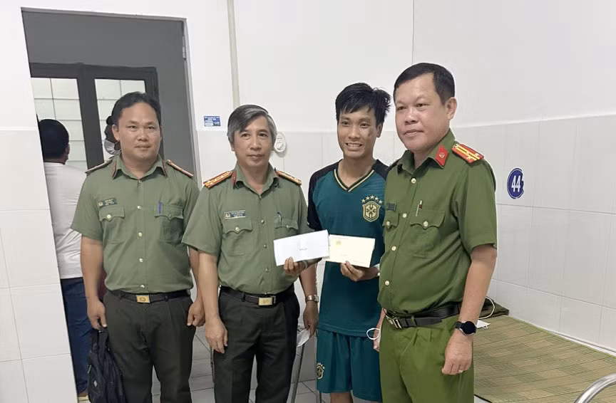 Thăm hỏi Trung úy Cảnh sát bị thương khi bắt tội phạm ma túy -0