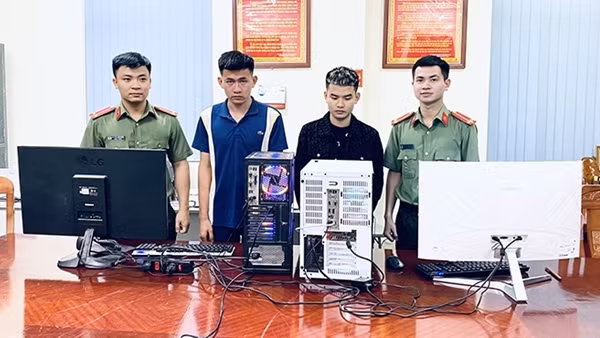 Lên mạng rao “nhận đọc trộm tin nhắn” rồi dụ khách, chiếm tài khoản ngân hàng