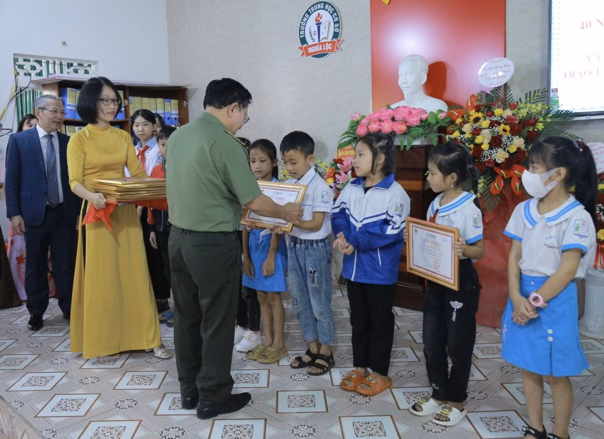 Nhân kỷ niệm 40 năm Ngày Nhà giáo Việt Nam: Lan tỏa yêu thương, thúc đẩy tương lai -0