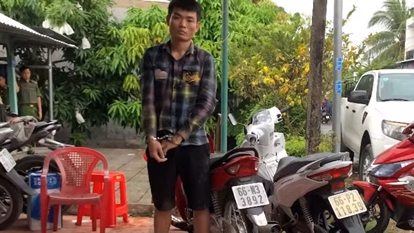 Sắm vam bẻ khoá xe máy, chuyên rình mò “săn mồi”