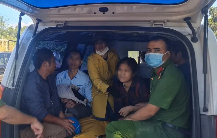 Giải cứu bé gái bị bố mẹ tâm thần nhốt trong nhà nhiều ngày -0