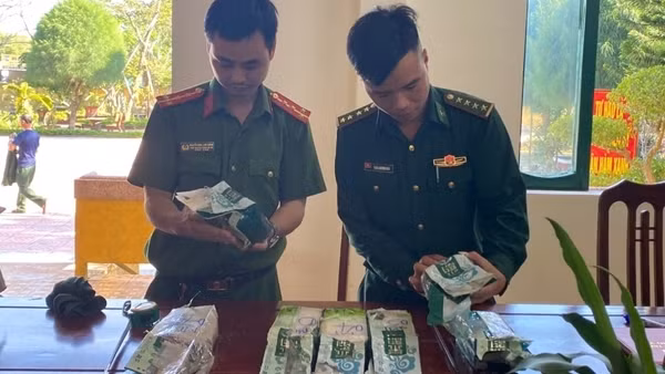 Ngư dân nhặt 7kg ma túy đá trên biển đem nộp cơ quan chức năng