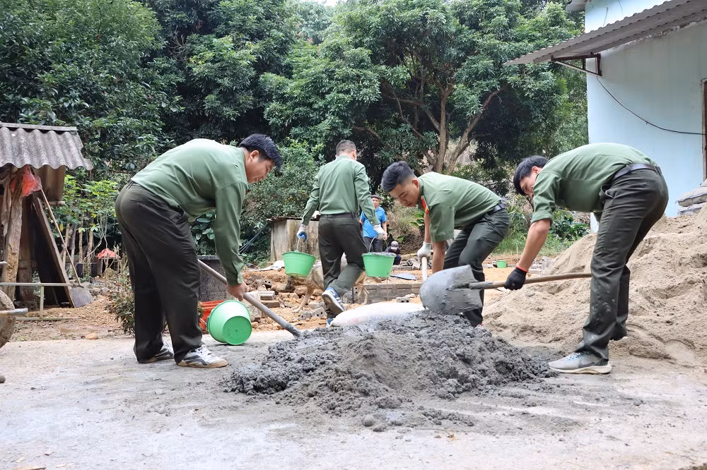 Đưa mái ấm về bản -0