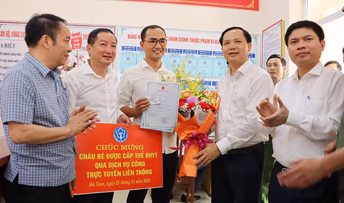 Bé gái đầu tiên trên cả nước được cấp giấy khai sinh, thẻ BHYT qua dịch vụ công liên thông -0