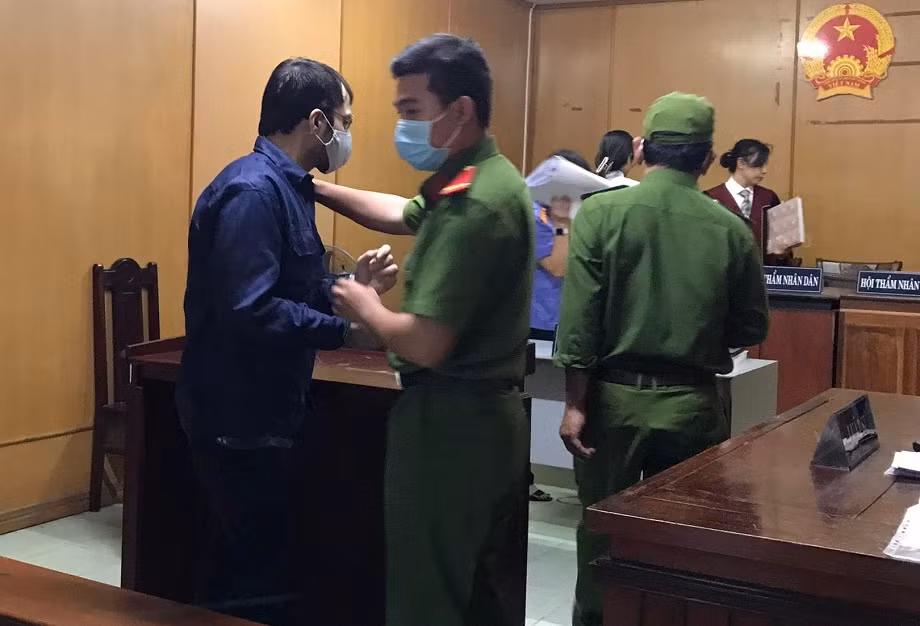 Một người nước ngoài lãnh án vì lấy tiền của cơ quan cho vợ trả nợ -0