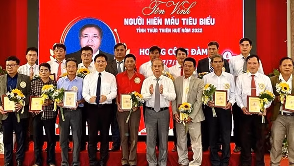 Thừa Thiên-Huế tôn vinh 100 người hiến máu tình nguyện tiêu biểu