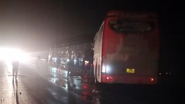 Xe khách đâm đuôi đầu kéo, tài xế và phụ xe tử vong