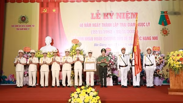 Trại giam Ngọc Lý kỷ niệm 40 năm thành lập và đón nhận Huân chương Bảo vệ Tổ quốc hạng Nhì