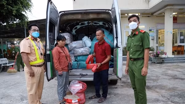 Kiểm tra xe khách, lộ ra 13 bao tải pháo