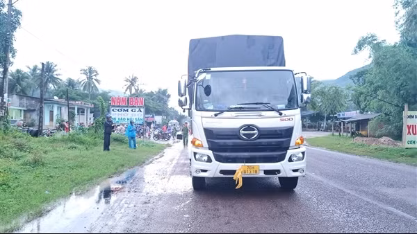 Tạm giữ hình sự tài xế lùi xe tải tông chết ba mẹ con đi xe máy