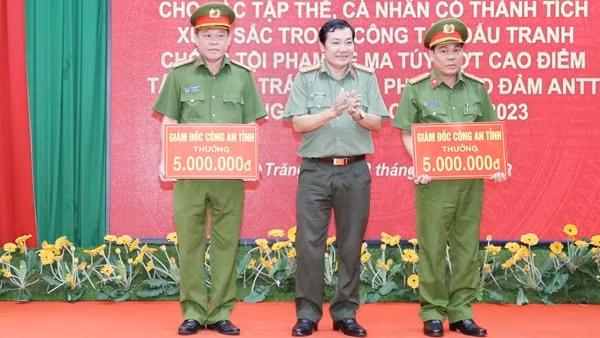 Khen thưởng tập thể, cá nhân xuất sắc trong triệt phá tội phạm ma tuý