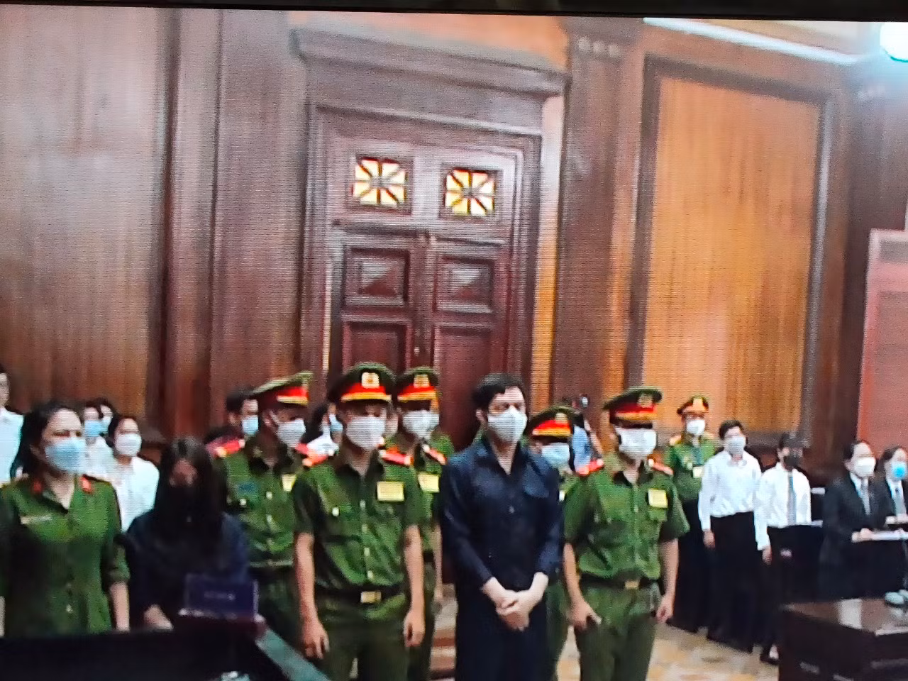 Cặp đôi “mẹ kế - cha đẻ” hành hạ bé gái 8 tuổi lần thứ hai ra tòa -0