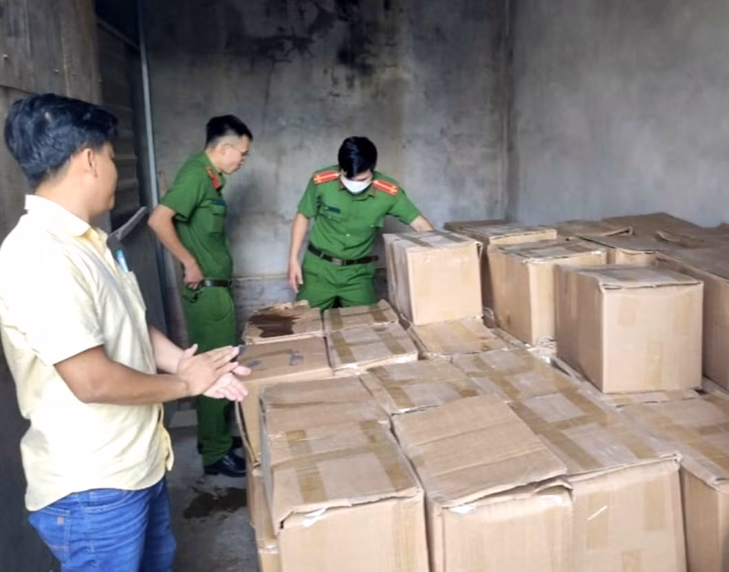 Nhà nghỉ biến thành kho chứa hàng hóa không rõ nguồn gốc với số lượng "khủng"