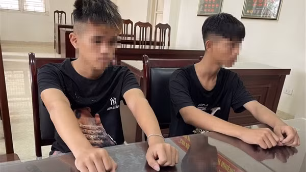 "Quái xế" tuổi teen lái xe máy bằng chân quay clip đăng TikTok bị xử phạt