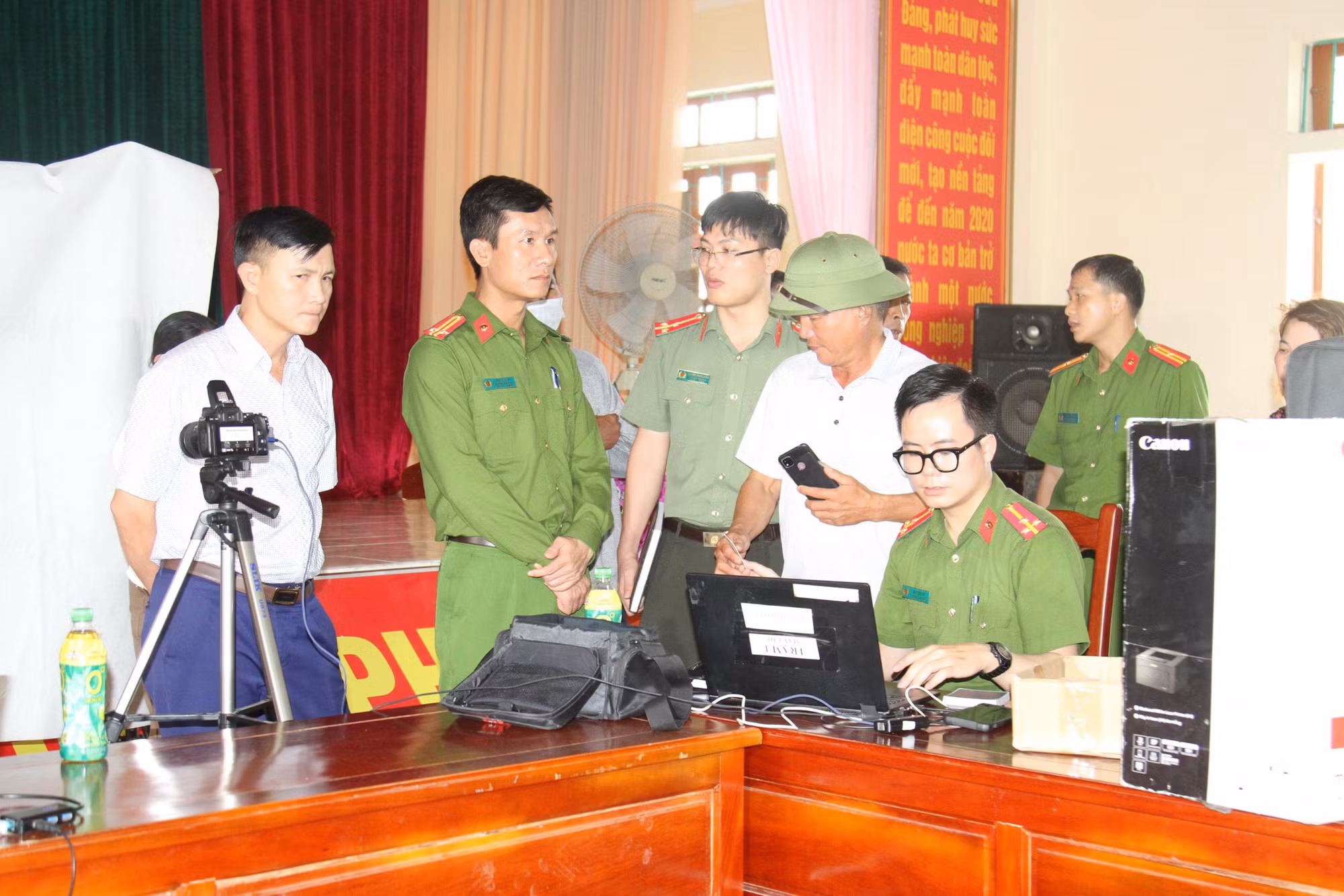 Đến tận nhà hướng dẫn người dân cài đặt định danh điện tử -0