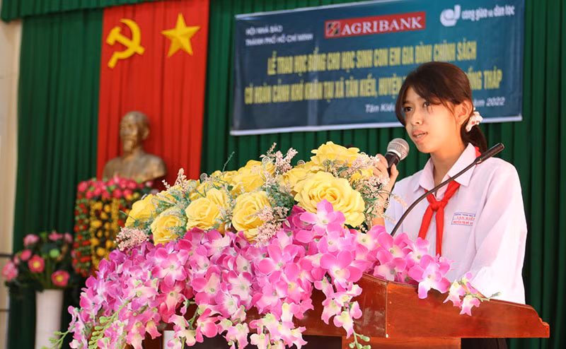 Agribank trao học bổng cho học sinh huyện Tháp Mười -0