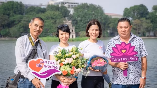Hai người phụ nữ đi bộ xuyên Việt gây quỹ cho trẻ mồ côi